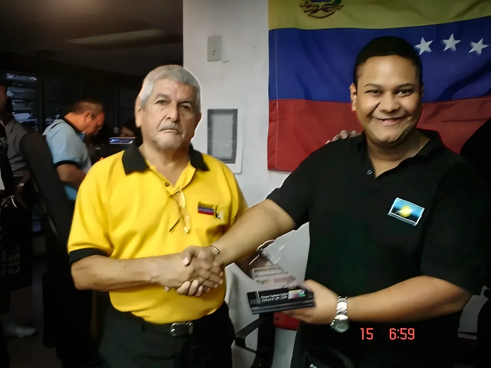 Reconocimiento entregado por un directivo de la Federación Venezolana de Billar.
