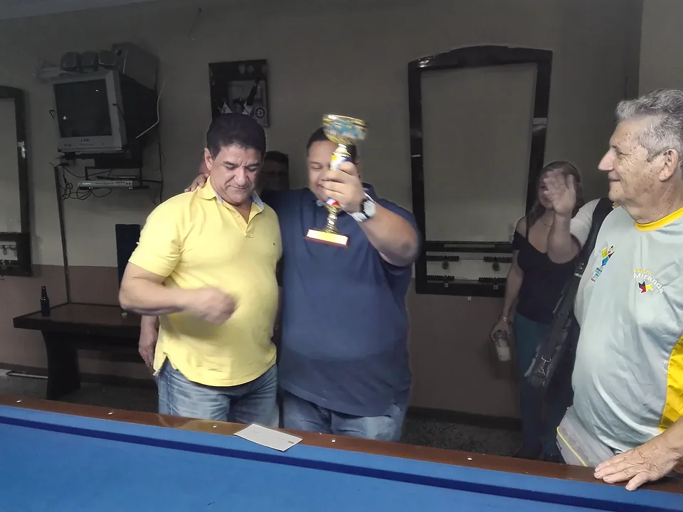Entrega de trofeo, noviembre de 2016.